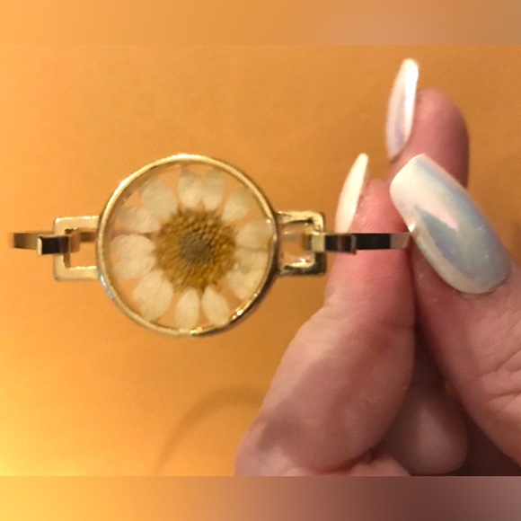 “Darling Daisy” Genuine Pressed Preserved Dried Gold Flower Floral Summer Bangle - Picture 13 of 13